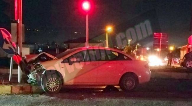 Geyve Eşme ışıklarda iki otomobil kafa kafaya çarpıştı… 6 yaralı!